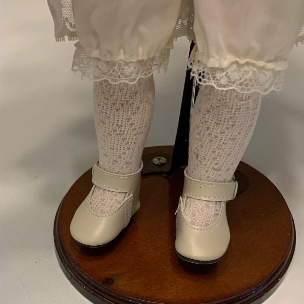 PORCELAIN DOLL VINTAGE 80's Beautiful 16" doll stand included EC Rare Find - Picture 7 of 15